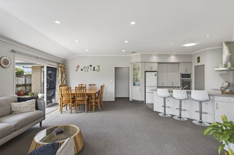 Photo of property in 2 Oakwood Drive, Highlands Park, New Plymouth, 4312