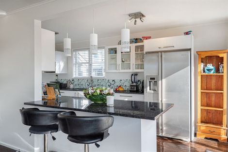 Photo of property in 83 Onewa Road, Northcote, Auckland, 0627