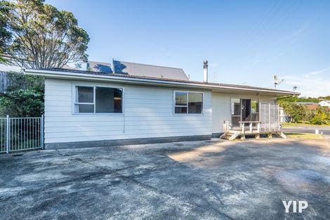 Photo of property in 68 Colchester Crescent, Newlands, Wellington, 6037