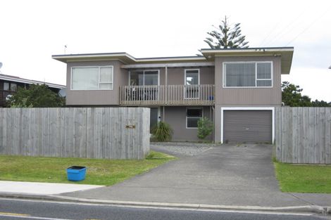 Photo of property in 1365 Whangaparaoa Road, Army Bay, Whangaparaoa, 0930