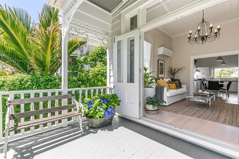 Photo of property in 4 William Bond Street, Stanley Point, Auckland, 0624