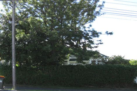 Photo of property in 32 Stanley Point Road, Stanley Point, Auckland, 0624