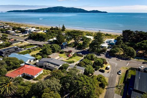 Photo of property in 52 Tutere Street, Waikanae Beach, Waikanae, 5036