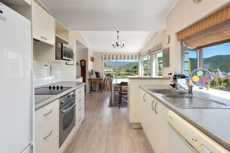 Photo of property in 10 Amelia Crescent, Waikawa, Picton, 7220