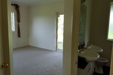 Photo of property in 400 Waitakere Road, Taupaki, Henderson, 0782