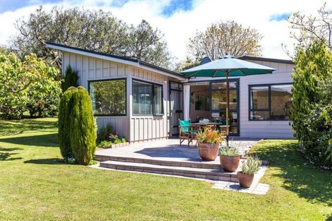 Photo of property in 2 Earle Place, Acacia Bay, Taupo, 3330