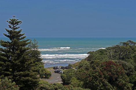 Photo of property in 10 Waitea Road, Muriwai, Waimauku, 0881