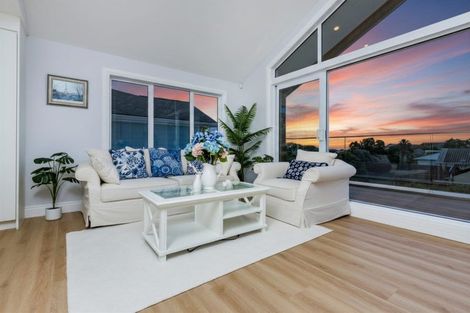 Photo of property in 7b Garadice Road, Rothesay Bay, Auckland, 0630