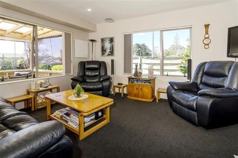 Photo of property in 1 Aitkenhead Court, Parakai, 0830