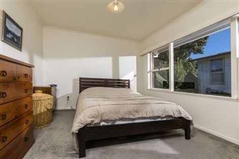 Photo of property in 1/33 Knightsbridge Drive, Forrest Hill, Auckland, 0620