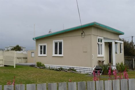 Photo of property in 2 Dawick Street, Foxton Beach, Foxton, 4815