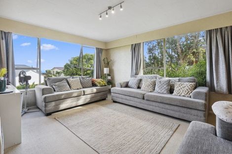 Photo of property in 114 Gloaming Hill, Titahi Bay, Porirua, 5022