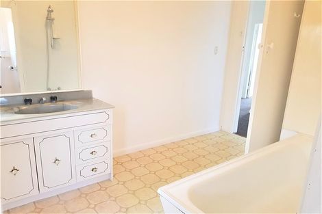 Photo of property in 15 Scarboro Terrace, Murrays Bay, Auckland, 0630