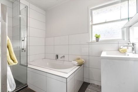 Photo of property in 1/344 Lake Road, Hauraki, Auckland, 0622