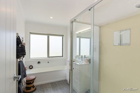 Photo of property in 33 Buddle Road, Wallaceville, Upper Hutt, 5018