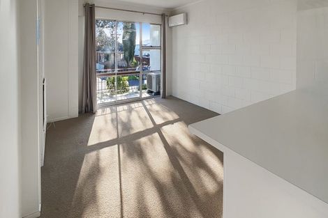 Photo of property in 15 Queen Mary Avenue, New Lynn, Auckland, 0600