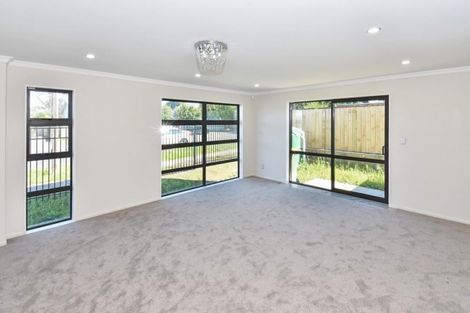 Photo of property in 7b Waiari Road, Conifer Grove, Takanini, 2112