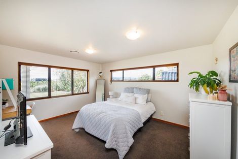 Photo of property in 33 Ruapehu Drive, Fitzherbert, Palmerston North, 4410