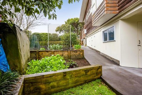 Photo of property in 21 Longview Drive, Merrilands, New Plymouth, 4312