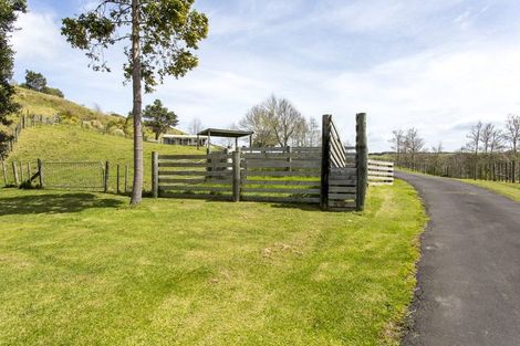 Photo of property in 2247 South Head Road, South Head, Helensville, 0874