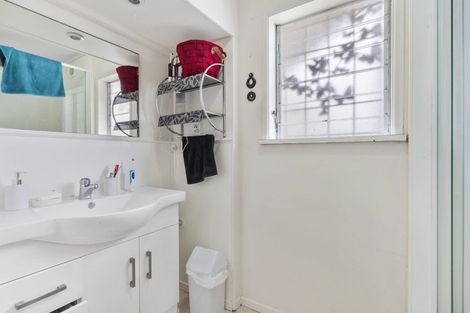 Photo of property in 96 Colwill Road, Massey, Auckland, 0614