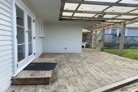 Photo of property in 16 Balmain Street, Newlands, Wellington, 6037