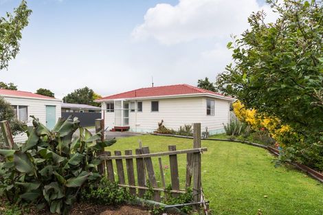 Photo of property in 43 Acacia Street, Kelvin Grove, Palmerston North, 4414