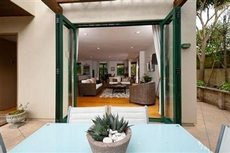 Photo of property in 2/15 Seacliffe Avenue, Belmont, Auckland, 0622