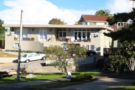 Photo of property in 19 Montgomery Crescent, Cockle Bay, Auckland, 2014