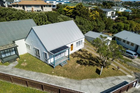 Photo of property in 17a Pimlico Place, Newlands, Wellington, 6037