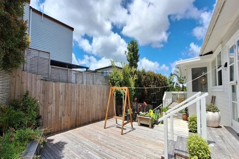 Photo of property in 1/156 Carlisle Road, Northcross, Auckland, 0632
