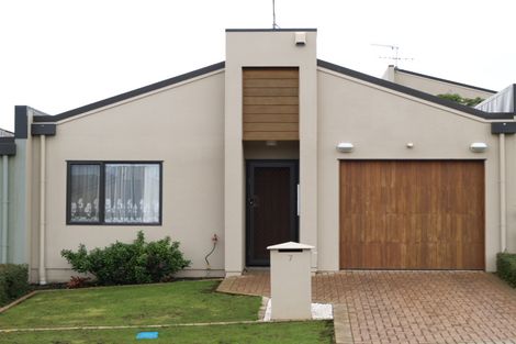 Photo of property in 7 Bunker Rise, Golflands, Auckland, 2013