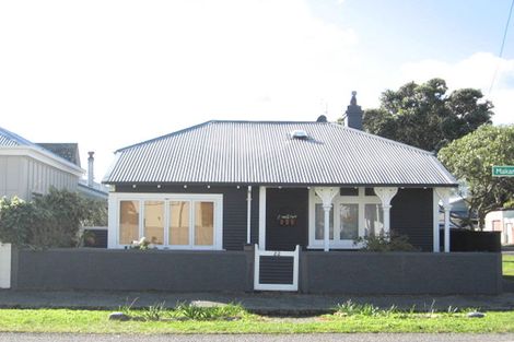 Photo of property in 22 Makaro Street, Eastbourne, Lower Hutt, 5013