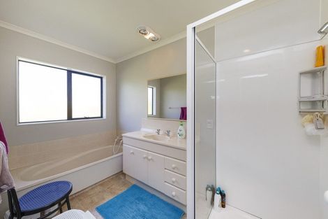 Photo of property in 23 Greenwood Place, Fitzherbert, Palmerston North, 4410