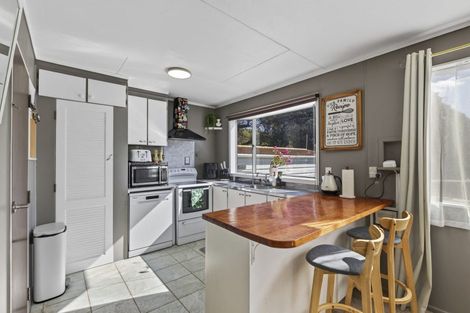 Photo of property in 35 Riversdale Drive, Merrilands, New Plymouth, 4312