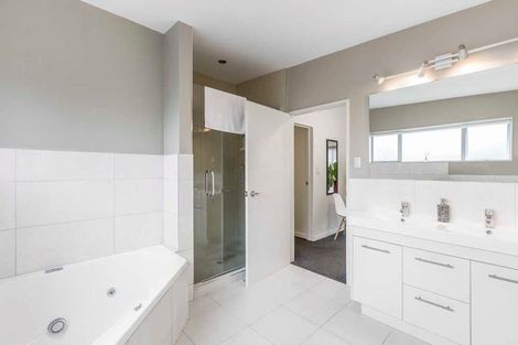 Photo of property in 24 Kittiwake Drive, Schnapper Rock, Auckland, 0632