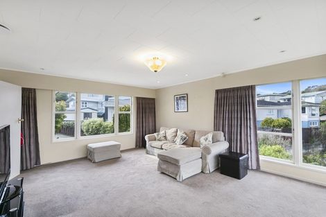 Photo of property in 31 Brooker Grove, Newlands, Wellington, 6037