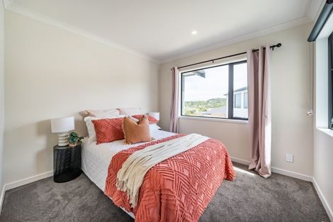 Photo of property in 8 Poto Road, Normandale, Lower Hutt, 5010