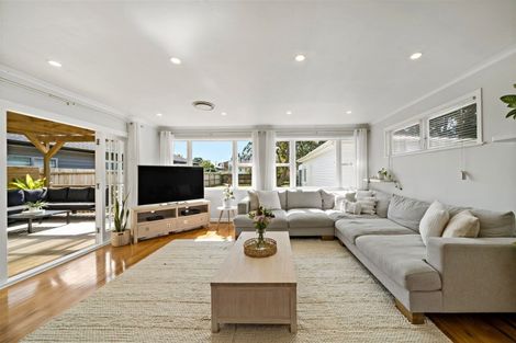 Photo of property in 15 Waione Avenue, Te Atatu Peninsula, Auckland, 0610