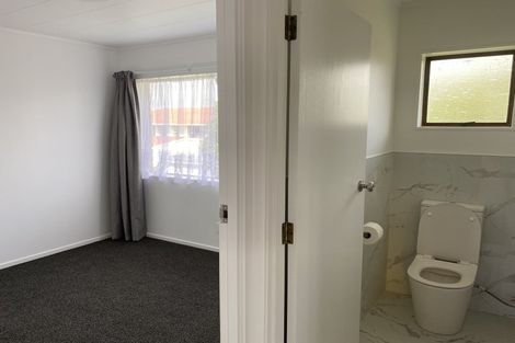 Photo of property in 2/27 Butterworth Drive, Glendene, Auckland, 0602