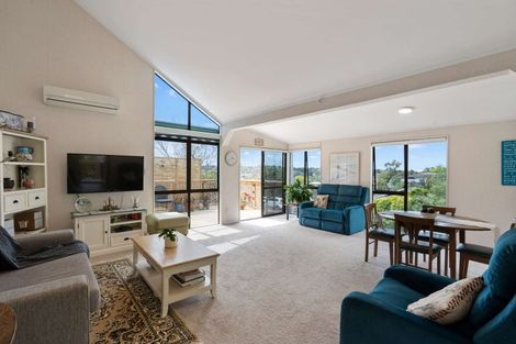 Photo of property in 1/5 Lynngate Place, Hillcrest, Auckland, 0627