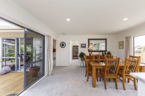 Photo of property in 24 Greenwood Place, Fitzherbert, Palmerston North, 4410
