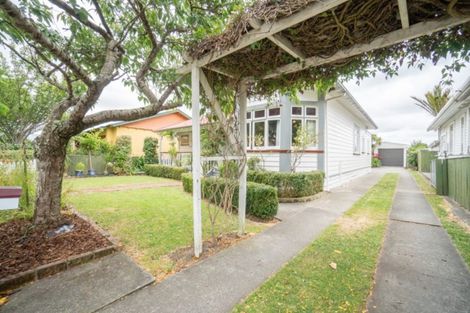 Photo of property in 19 Kingswood Street, Takaro, Palmerston North, 4412