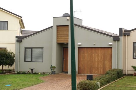Photo of property in 9 Bunker Rise, Golflands, Auckland, 2013