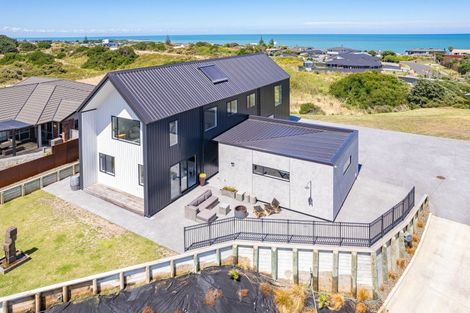 Photo of property in 24 Golf Vue Place, Castlecliff, Whanganui, 4501