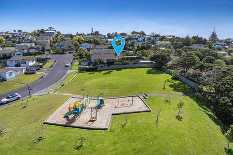 Photo of property in 15 Leiden Place, Totara Vale, Auckland, 0629