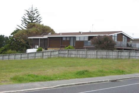 Photo of property in 1369 Whangaparaoa Road, Army Bay, Whangaparaoa, 0930