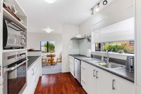 Photo of property in 46 Edgewater Parade, Waiuku, 2123