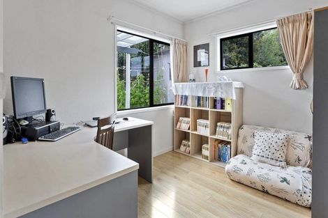 Photo of property in 30 Mannering Place, Hillcrest, Auckland, 0627