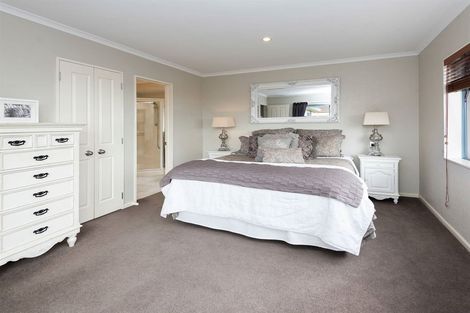 Photo of property in 31 Moyrus Crescent, East Tamaki Heights, Auckland, 2016